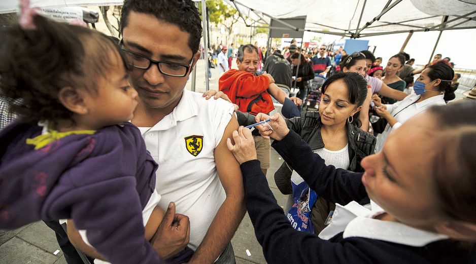 Más brigadas de salud recorren colonias de alto riesgo en Jalisco para aplicar vacunas contra el sarampión y contener el brote en municipios como Tonalá, Tlaquepaque, Zapopan y Arandas. EL INFORMADOR