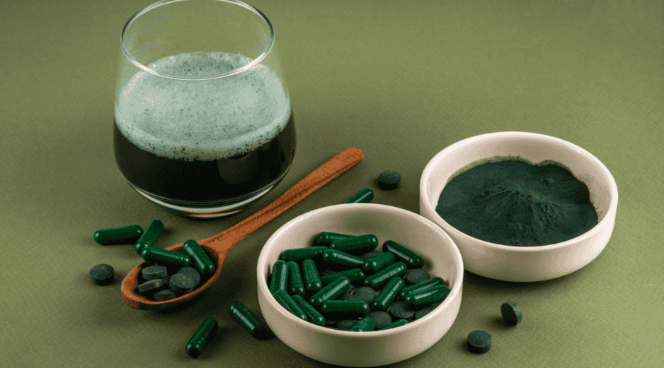 La espirulina puede ofrecer beneficios nutricionales interesantes y apoyar la salud en ciertos casos, pero también conlleva riesgos si se consume de manera indiscriminada o sin información adecuada.  CANVA