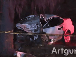 Debido a la trayectoria del automóvil, este Chevy Monza terminó impactado de frente contra un árbol. ESPECIAL / X