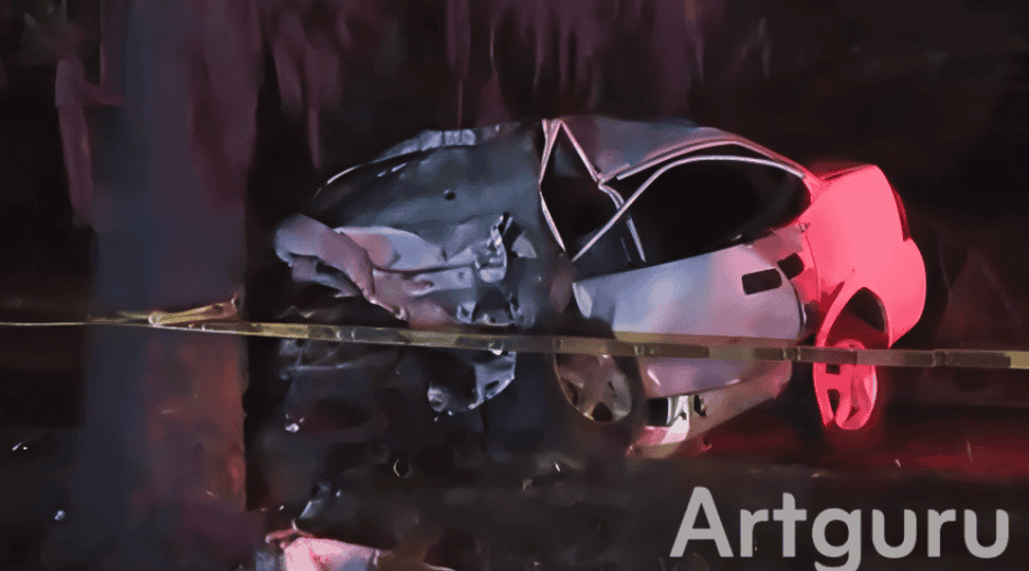 Debido a la trayectoria del automóvil, este Chevy Monza terminó impactado de frente contra un árbol. ESPECIAL / X