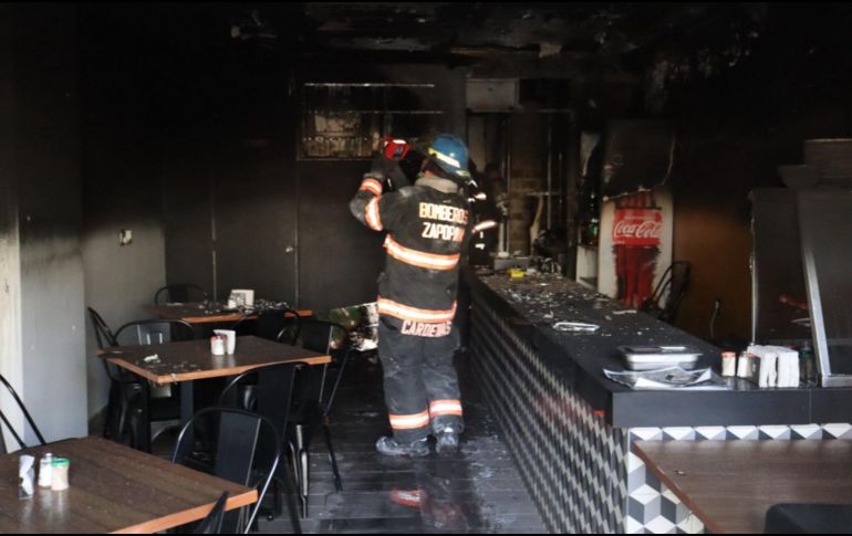Bomberos de Zapopan decidieron combatir el fuego con agua presión hasta que quedó controlado por completo el incendio. ESPECIAL / FACEBOOK Protección Civil y Bomberos Zapopan