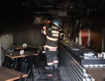Bomberos de Zapopan decidieron combatir el fuego con agua presión hasta que quedó controlado por completo el incendio. ESPECIAL / FACEBOOK Protección Civil y Bomberos Zapopan