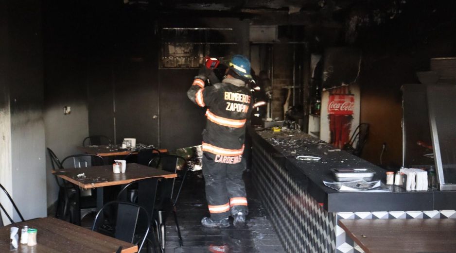 Bomberos de Zapopan decidieron combatir el fuego con agua presión hasta que quedó controlado por completo el incendio. ESPECIAL / FACEBOOK Protección Civil y Bomberos Zapopan