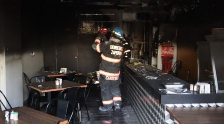 Bomberos de Zapopan decidieron combatir el fuego con agua presión hasta que quedó controlado por completo el incendio. ESPECIAL / FACEBOOK Protección Civil y Bomberos Zapopan