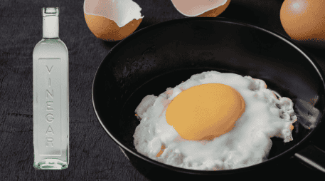 Poner vinagre en la sartén antes de freír huevos sirve principalmente para ayudar a que la clara coagule mejor, evitar que se esparza demasiado y facilitar la cocción. CANVA
