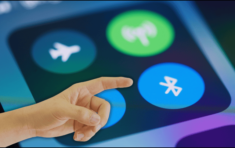El Bluetooth no afecta directamente la batería del celular, pero sí incrementa el gasto energético. ESPECIAL / CANVA