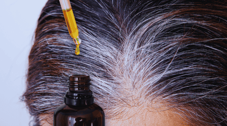 El aceite de coco es popular para el tratamiento de las canas porque ayuda a reducir la fragilidad del cabello canoso. ESPECIAL / CANVA