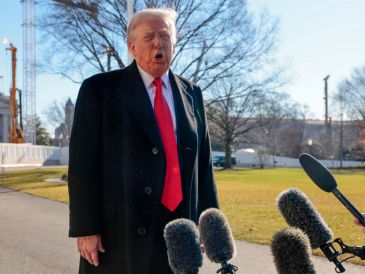 Trump afirma que EU analiza opciones, incluso militares, y no descarta ampliar bases en Groenlandia. EFE