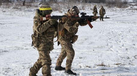 Funcionarios rusos, ucranianos y estadounidenses dialogarán hoy en los Emiratos Árabes Unidos en otro intento por llegar a un acuerdo de paz. AP/Servicio de Prensa de la 65ta Brigada Mecanizada de Ucrania