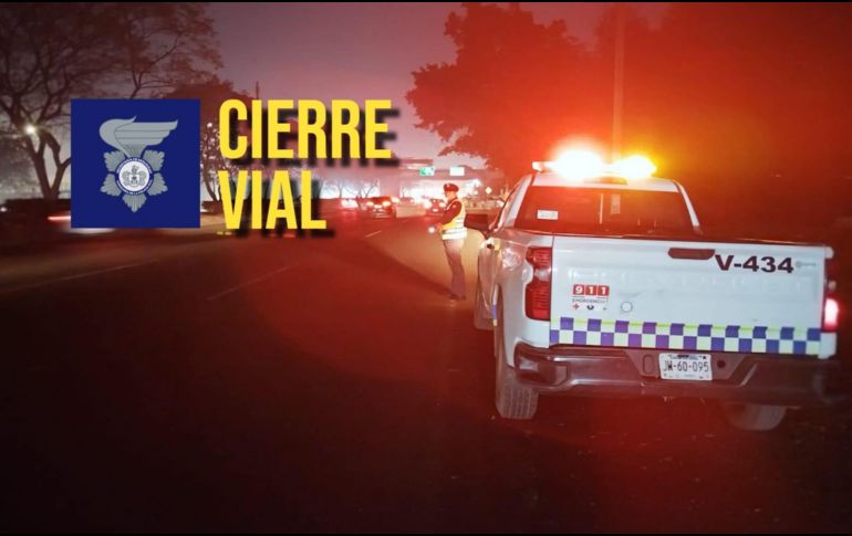 Oficiales de Policía Vial Jalisco se encuentran realizando labores para reahabilitar las vialidades cerradas. ESPECIAL / FACEBOOK Policía Vial Jalisco