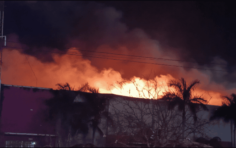 El siniestro comenzó sobre la 01:00 de la madrugada en las instalaciones de la empresa, localizada en Matamoros, Tamaulipas. SUN/ESPECIAL