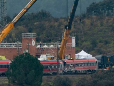 Se plantea como hipótesis que la fractura del carril se produjo con anterioridad al paso del Iryo siniestrado y, por lo tanto, al descarrilamiento. EFE/D. Arjona