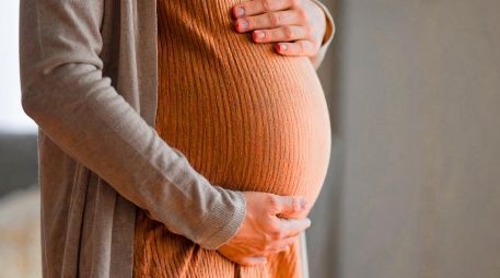 Las investigaciones continuarán, especialmente después de revelarse que Lydia acudía sola a consultas médicas por su presunto embarazo. ESPECIAL / CANVA