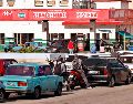 Las filas en los servicentros de la Habana se petrifican ante el desabasto de combustible tras la caída de Maduro. EFE/ Ernesto Mastrascusa