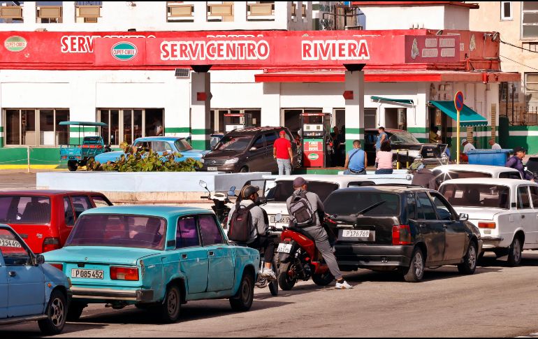 Las filas en los servicentros de la Habana se petrifican ante el desabasto de combustible tras la caída de Maduro. EFE/ Ernesto Mastrascusa