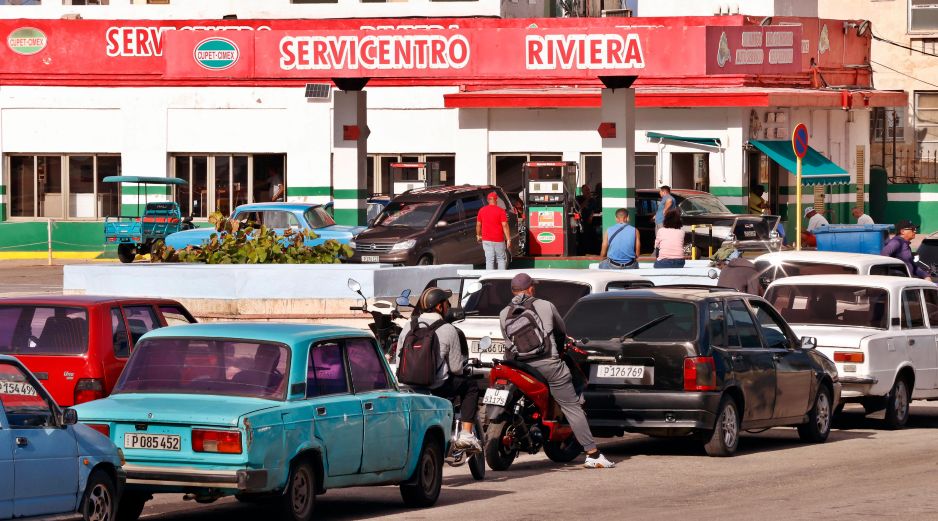 Las filas en los servicentros de la Habana se petrifican ante el desabasto de combustible tras la caída de Maduro. EFE/ Ernesto Mastrascusa