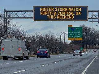 Se espera que la tormenta deje entre 15 y 25 centímetros de nieve durante el fin de semana. EFE/E. LESSER