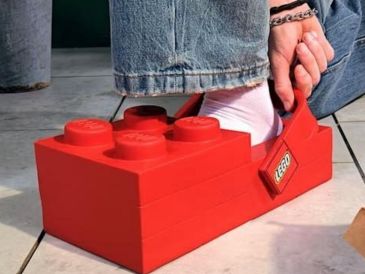El diseño destaca por su estética llamativa y divertida, evocando la forma y el espíritu de los bloques Lego. CROCS