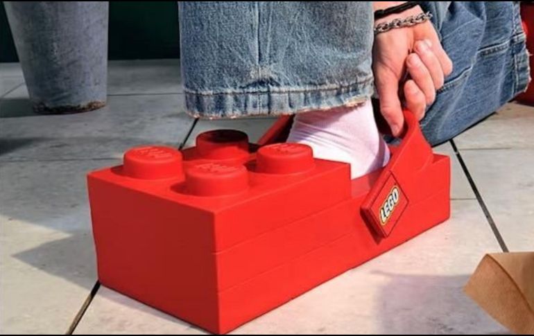 El diseño destaca por su estética llamativa y divertida, evocando la forma y el espíritu de los bloques Lego. CROCS