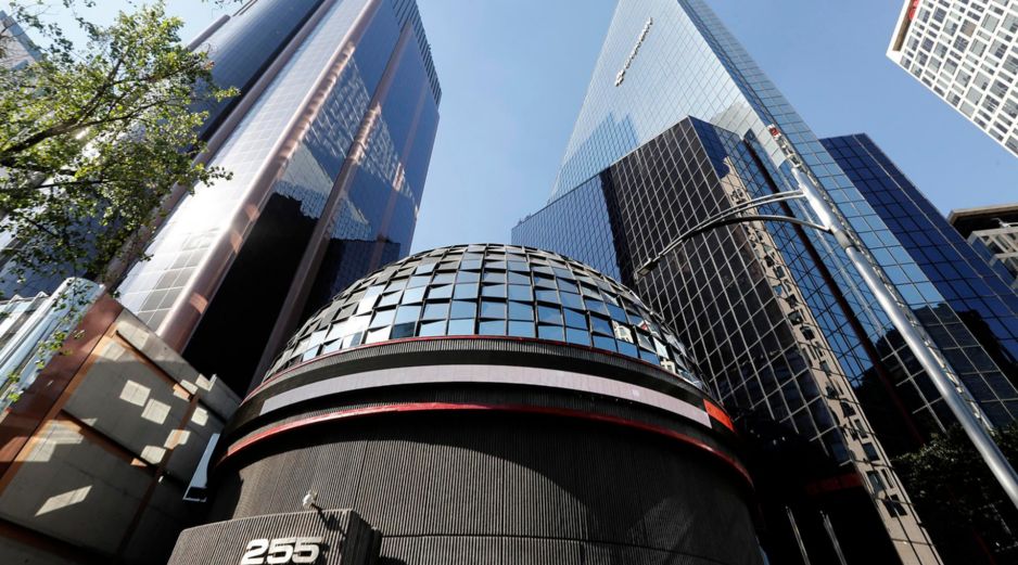 En la jornada, el tipo de cambio registró una apreciación del 0.64 % con un nivel de 17.37 pesos por dólar, luego de mantenerse dos sesiones consecutivas en 17.48, según datos del Banco de México. EFE / ARCHIVO