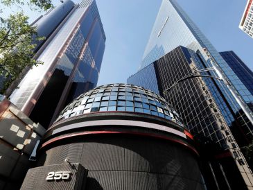 En la jornada, el tipo de cambio registró una apreciación del 0.64 % con un nivel de 17.37 pesos por dólar, luego de mantenerse dos sesiones consecutivas en 17.48, según datos del Banco de México. EFE / ARCHIVO