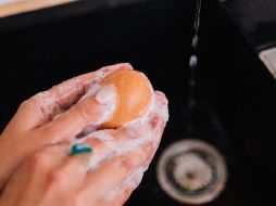 Lavar el huevo elimina la capa protectora natural de aceite mineral que impide que las bacterias pasen del exterior de la cáscara al interior. ESPECIAL / CANVA