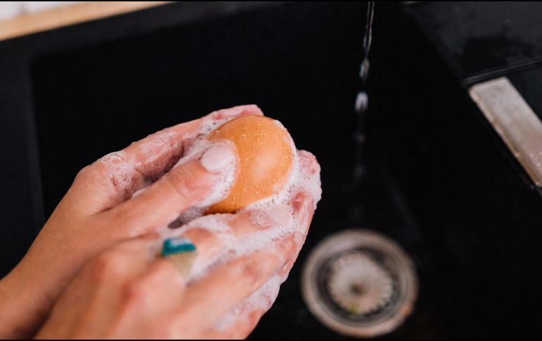 Lavar el huevo elimina la capa protectora natural de aceite mineral que impide que las bacterias pasen del exterior de la cáscara al interior. ESPECIAL / CANVA