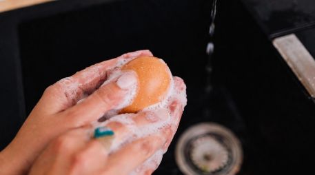 Lavar el huevo elimina la capa protectora natural de aceite mineral que impide que las bacterias pasen del exterior de la cáscara al interior. ESPECIAL / CANVA