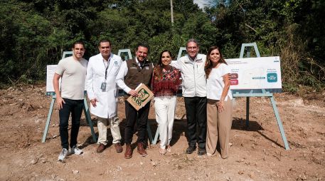 La gobernadora junto con el director general del IMSS, visitaron el predio donde se construirá la nueva Unidad. FACEBOOK/Coordinación General de Comunicación de Quintana Roo