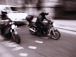 La medida ha generado molestia entre motociclistas, quienes denuncian una vulneración a los derechos al trabajo y al libre tránsito. ESPECIAL / CANVA