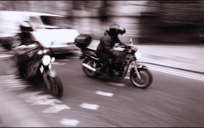 La medida ha generado molestia entre motociclistas, quienes denuncian una vulneración a los derechos al trabajo y al libre tránsito. ESPECIAL / CANVA