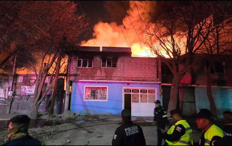 Diversas corporaciones atienden el incendio en Villas de Guadalupe Xalostoc. X/azucenacisneros