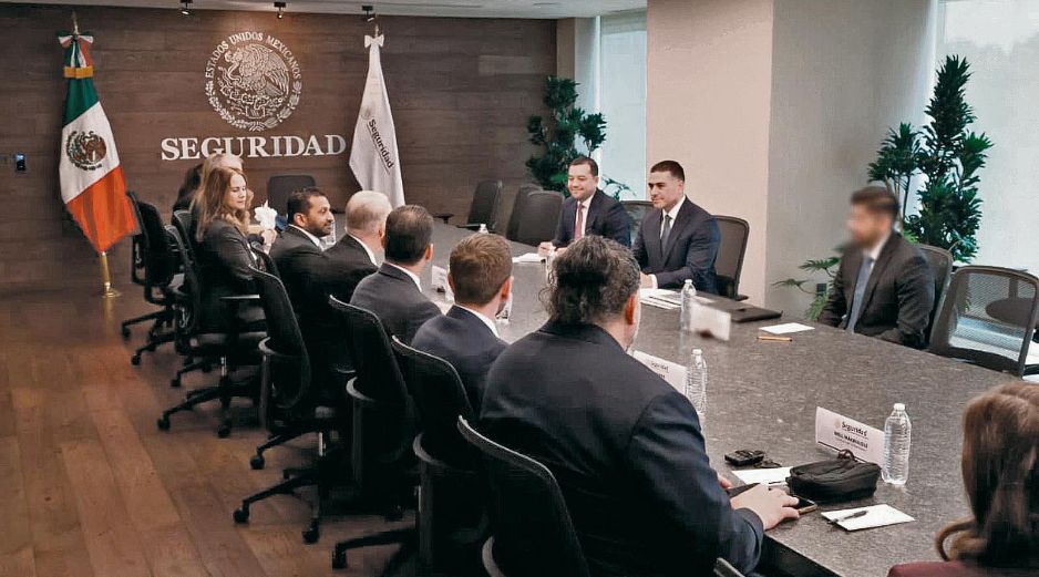 Omar García Harfuch, secretario de Seguridad y Protección Ciudadana, junto con el director del FBI, Kash Patel, y el embajador de Estados Unidos en México, Ronald Johnson, durante reunión de coordinación. EL UNIVERSAL