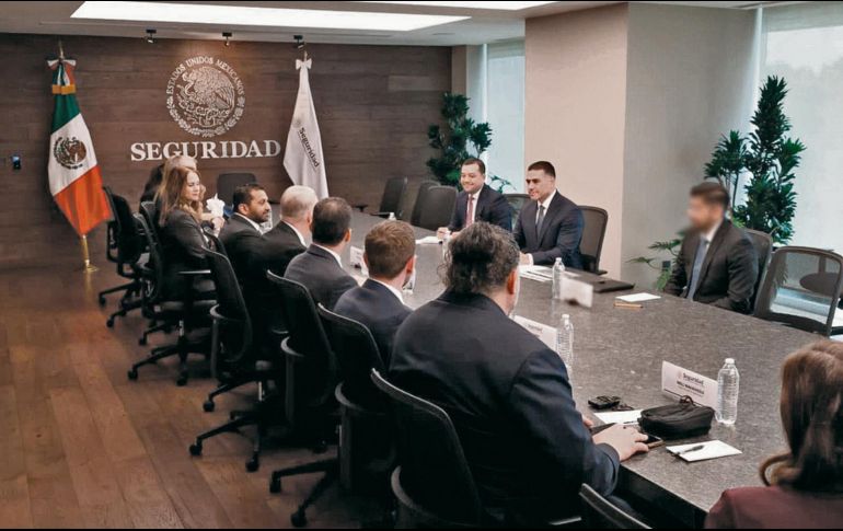 Omar García Harfuch, secretario de Seguridad y Protección Ciudadana, junto con el director del FBI, Kash Patel, y el embajador de Estados Unidos en México, Ronald Johnson, durante reunión de coordinación. EL UNIVERSAL