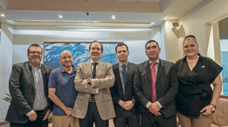 El secretario Ricardo Barbosa (centro) asegura que la atención laboral pública es ahora más barata y eficaz. EL INFORMADOR/A. Navarro