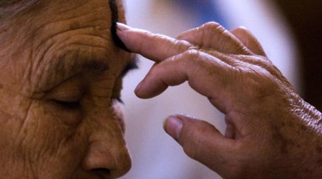 El Miércoles de Ceniza es una jornada de gran relevancia donde miles de fieles acuden a las iglesias para recibir la ceniza en la frente. AFP / ARCHIVO