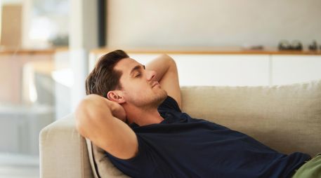 El estudio da una explicación biológica de por qué las personas suelen rendir mejor después de una siesta por la tarde. ESPECIAL / CANVA