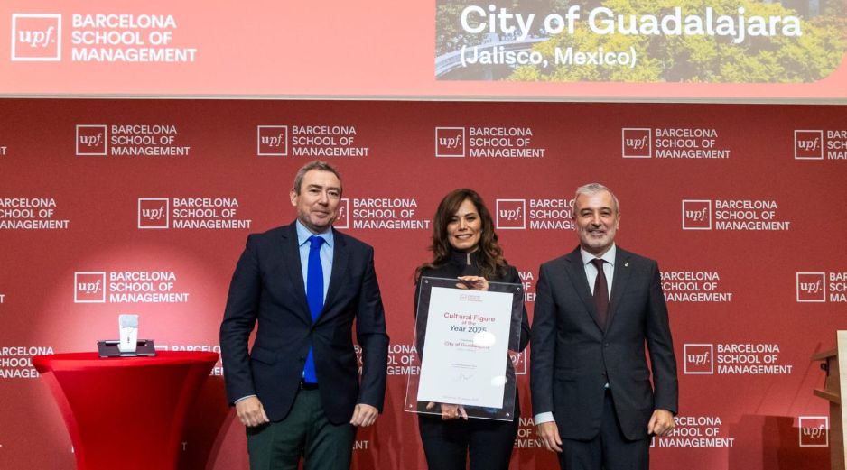 Ante la presencia de autoridades políticas, empresarios y representantes del Consulado de México en Barcelona, la presidenta tapatía recibió el reconocimiento. ESPECIAL