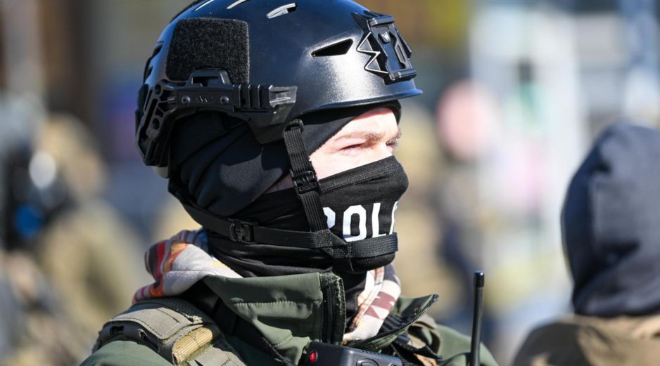 Un oficial federal hace guardia durante los enfrentamientos después de que ICE disparó fatalmente a un hombre varias veces mientras intentaban detenerlo en Minneapolis, Minnesota. EFE/C. LASSIG