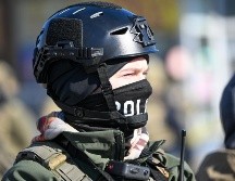 Un oficial federal hace guardia durante los enfrentamientos después de que ICE disparó fatalmente a un hombre varias veces mientras intentaban detenerlo en Minneapolis, Minnesota. EFE/C. LASSIG