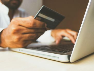 Equivocarse al hacer una transferencia bancaria —ya sea en el importe, el destinatario o por duplicidad— sigue siendo una situación común en 2026. UNSPLASH.