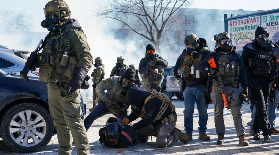 Grabaciones difundidas muestran cómo un hombre intenta proteger a civiles durante un operativo de ICE en Mineápolis, antes de ser atacado por agentes. EFE/C. Lassig