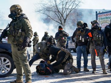 Grabaciones difundidas muestran cómo un hombre intenta proteger a civiles durante un operativo de ICE en Mineápolis, antes de ser atacado por agentes. EFE/C. Lassig