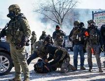 Grabaciones difundidas muestran cómo un hombre intenta proteger a civiles durante un operativo de ICE en Mineápolis, antes de ser atacado por agentes. EFE/C. Lassig