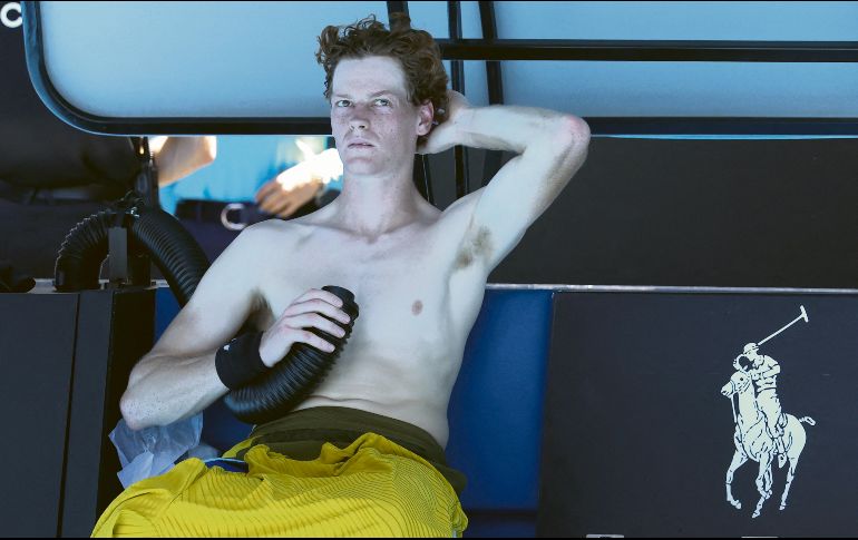 La acción se detuvo cuando Sinner perdía 1-3 en el tercer set; allí, la organización aplicó la regla de calor del torneo. Desde su regreso al court, el italiano dio vuelta el score, con lo que sobrevoló una sensación de favoritismo en beneficio del campeón de las dos últimas citas. AFP/D. Gray