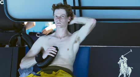 La acción se detuvo cuando Sinner perdía 1-3 en el tercer set; allí, la organización aplicó la regla de calor del torneo. Desde su regreso al court, el italiano dio vuelta el score, con lo que sobrevoló una sensación de favoritismo en beneficio del campeón de las dos últimas citas. AFP/D. Gray