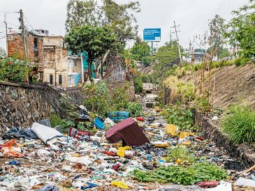 El río Atemajac presenta acumulación de basura y residuos de gran tamaño que obstruyen alcantarillas; entre muebles, electrodomésticos y desechos orgánicos, estos tapones contribuyen al riesgo de inundaciones en la zona. EL INFORMADOR/A. Navarro