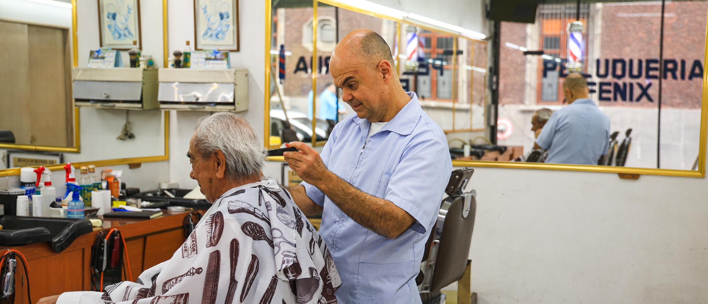 Entre tijeras, navajas y memorias: los barberos desafían a la modernidad