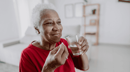 La mayor rapidez de las pastillas sublinguales frente a las cápsulas normales se debe a su absorción directa en la sangre, evitando el sistema digestivo y el metabolismo hepático inicial. CANVA