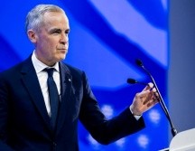 En su alocución en Davos, Carney afirmó que las potencias medias deben trabajar juntas para resistir el acoso y la coerción económica de las grandes potencias. EFE/G. Ehrenzeller